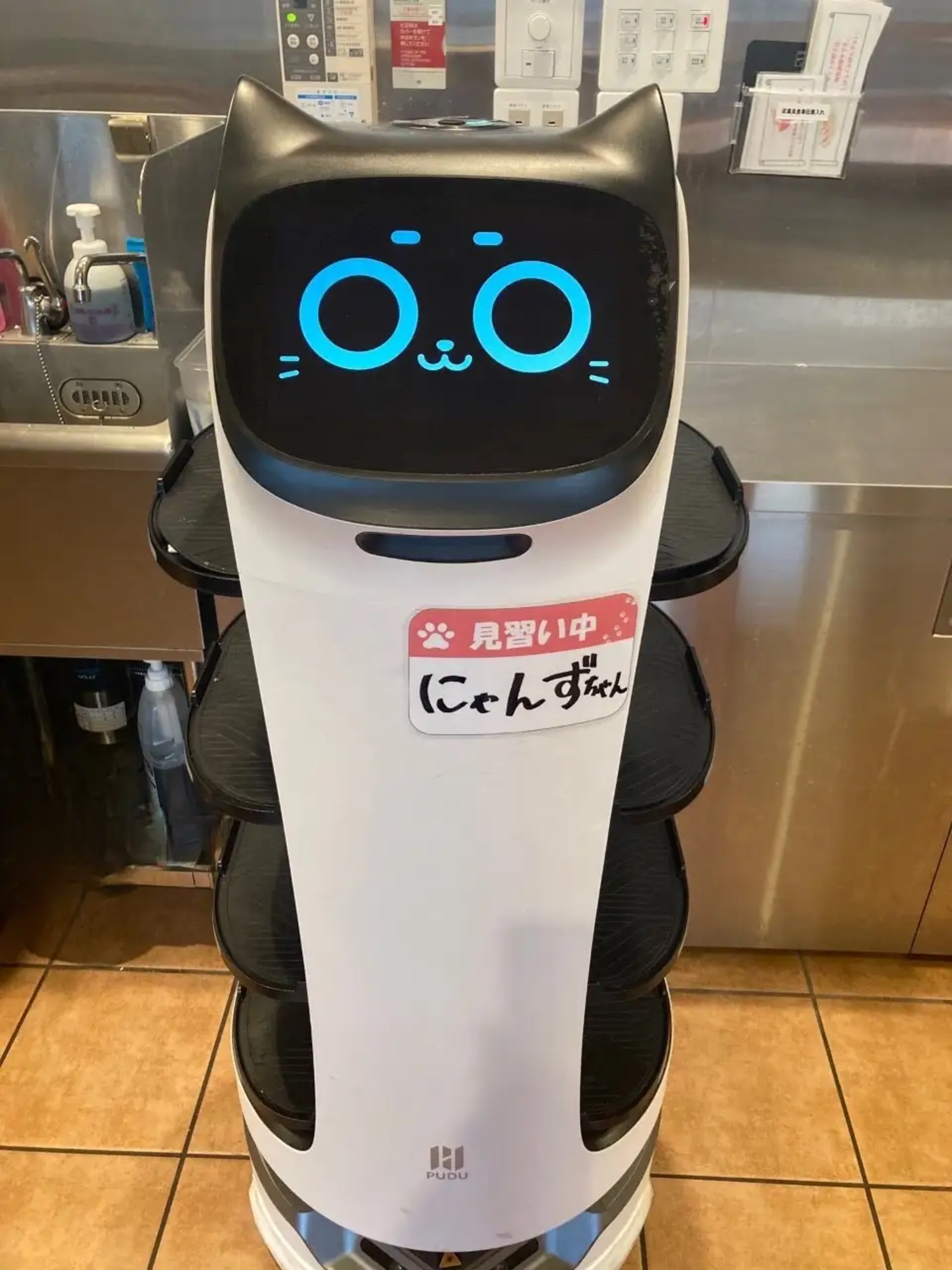 ▲画像:PRtimesより 日高屋が配膳ロボットを見習社員として配属