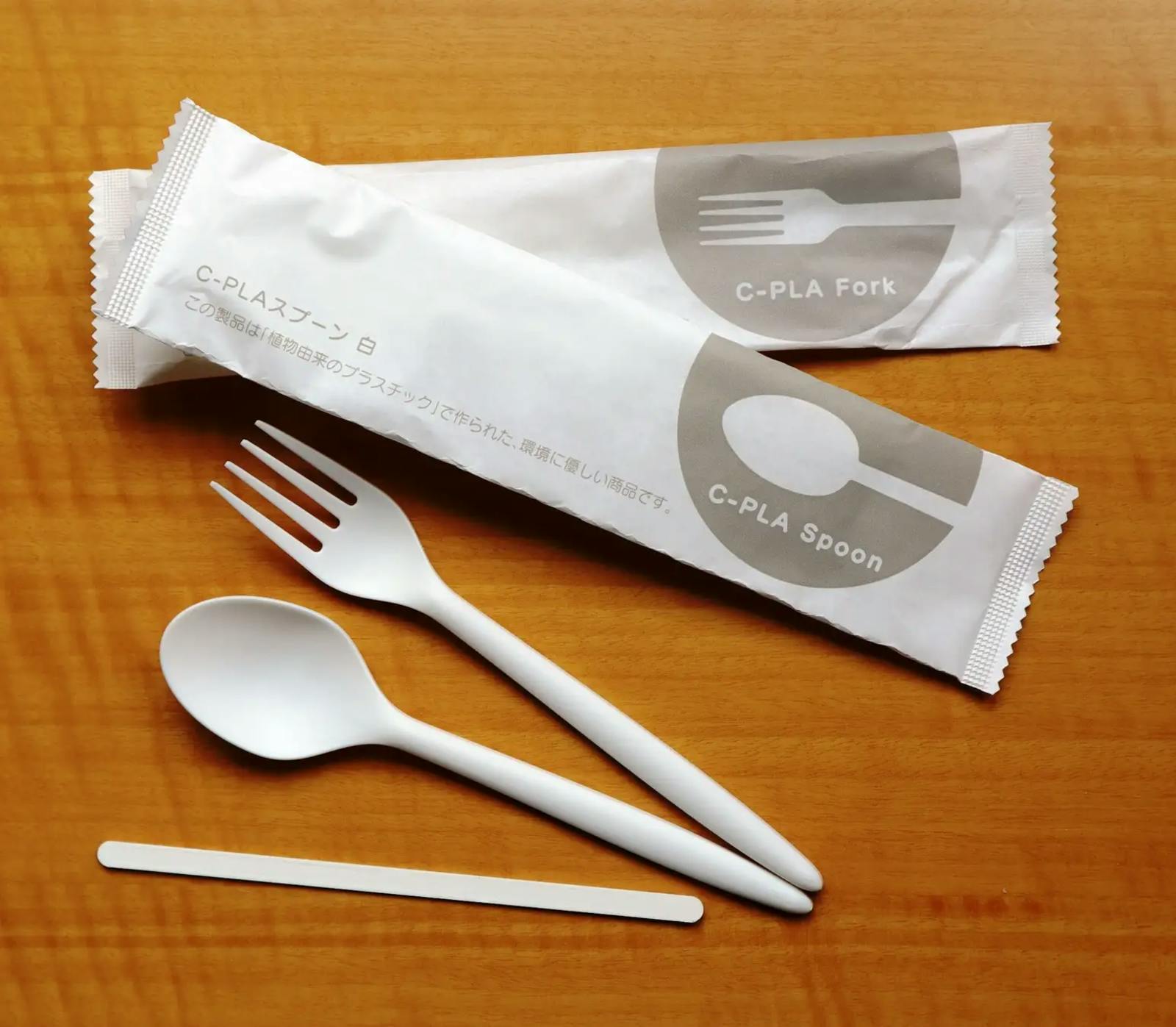 バイオマス素材配合品で作られたフォーク、ナイフ、マドラー