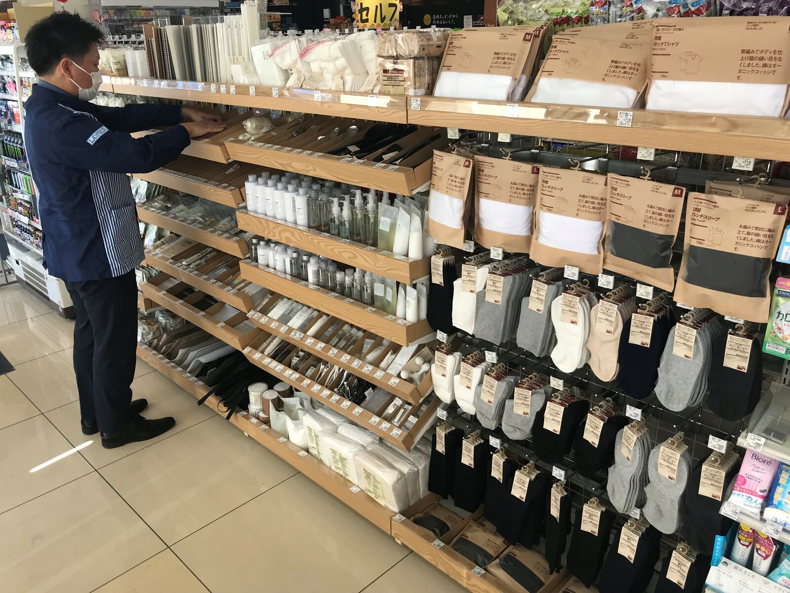 ▲全国のローソン店舗への「無印良品」展開開始:ローソンプレスリリースより 全国のローソン店舗への「無印良品」展開開始:ローソンプレスリリースより