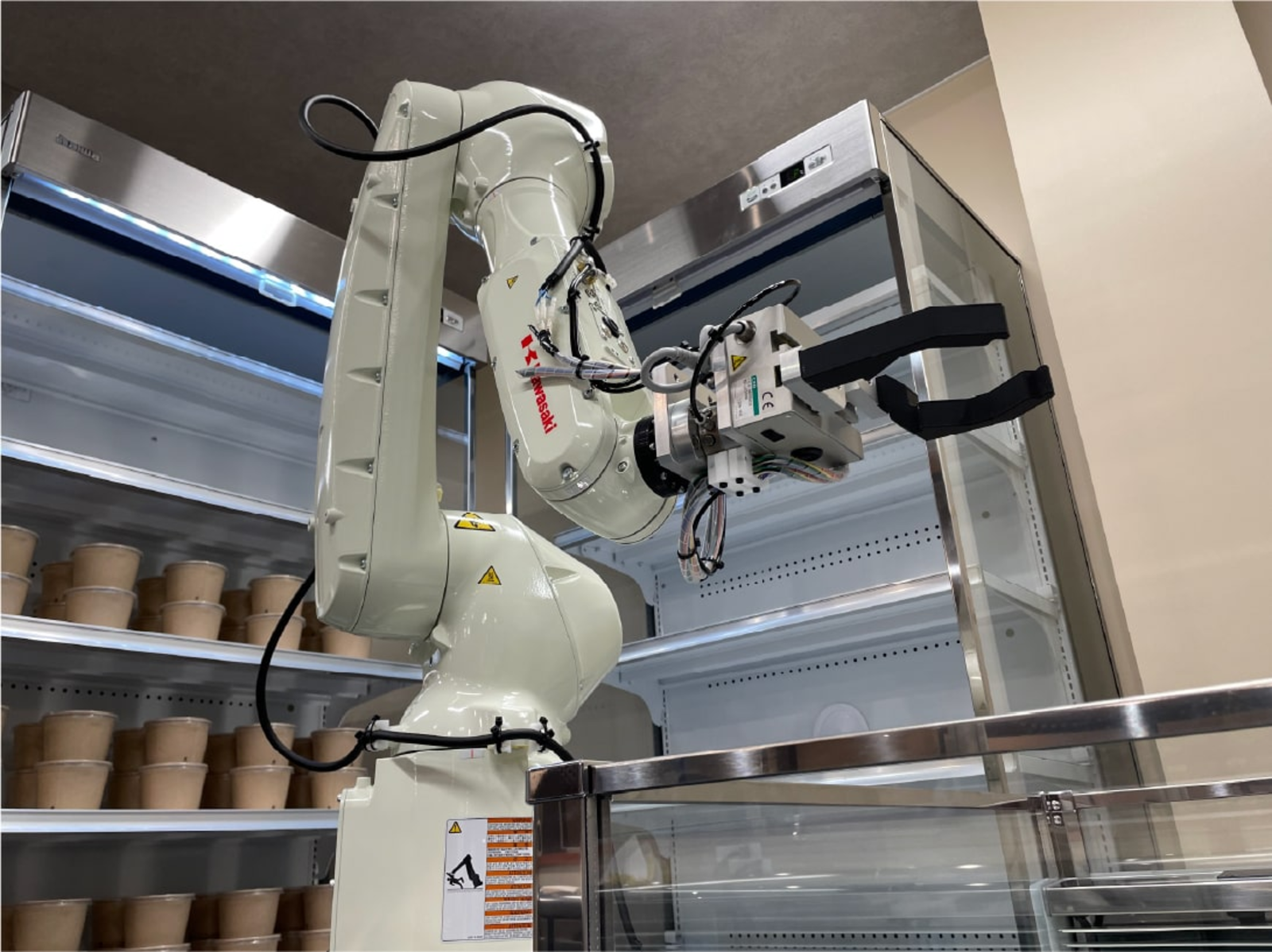 ▲副菜・デザート提供ロボットシステム:HCI ROBO HOUSEより 副菜・デザート提供ロボットシステム:HCI ROBO HOUSEより