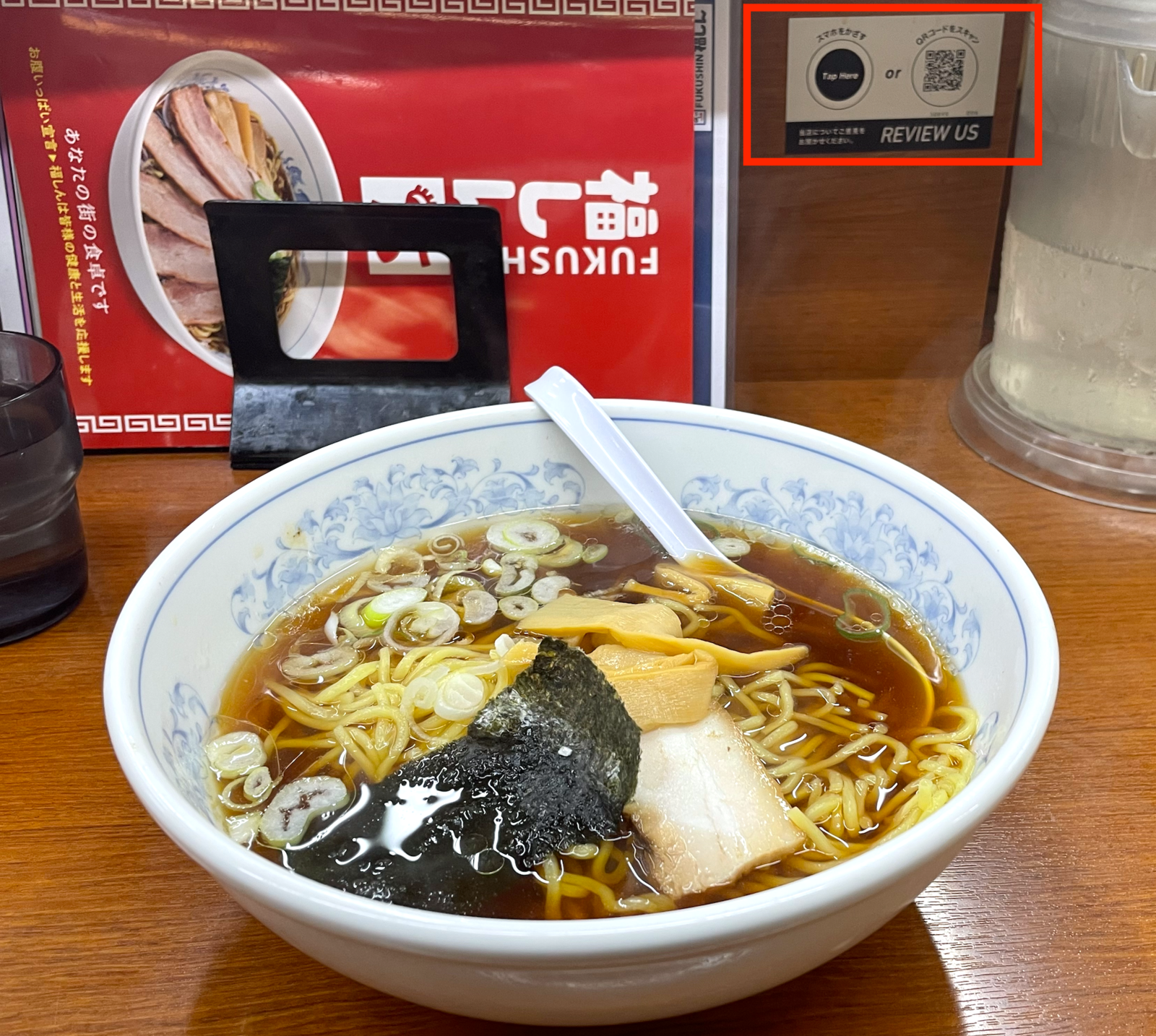 ▲福しんでは、口コミ・アンケート投稿画面に遷移するQRコードを卓上に設置。その場で感想・意見をすばやく書き込める導線が整えられています。 ▲福しんでは、口コミ・アンケート投稿画面に遷移するQRコードを卓上に設置。その場で感想・意見をすばやく書き込める導線が整えられています。