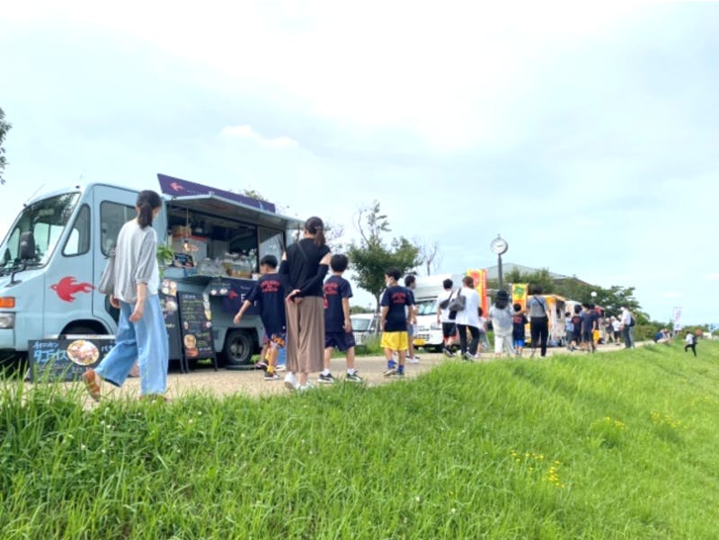 ▲市内公園や市営住宅にキッチンカーを出店する社会実験・狭山池でのモビマル過去出店模様の画像：株式会社シンクロ・フード