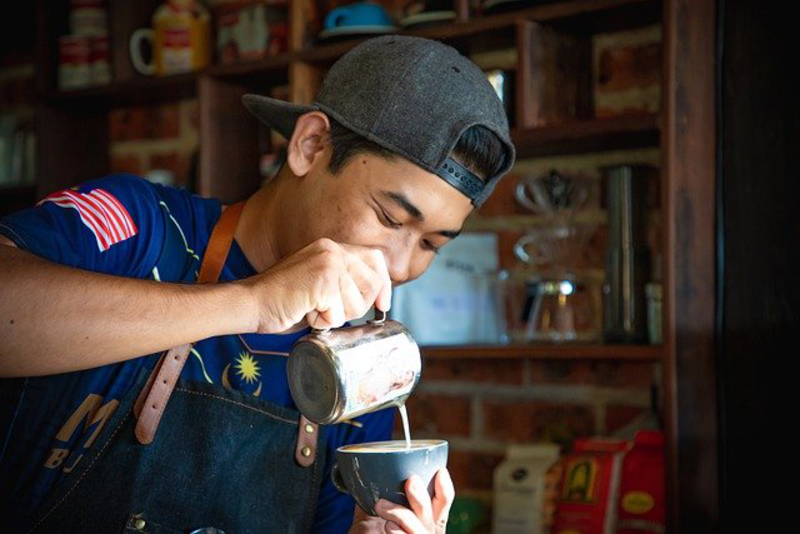 ▲飲食店で飲み物を入れる男性:Pixabay 飲食店で飲み物を入れる男性
