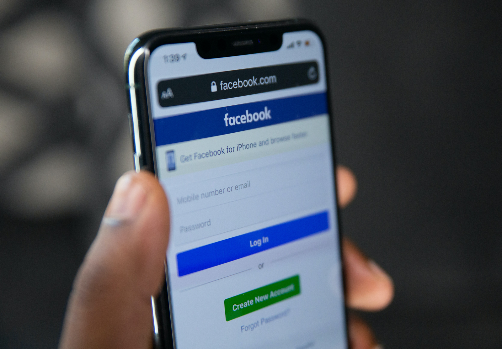 ▲Facebookは実名登録制。若者のニーズに合っていない:イメージ facebook イメージ