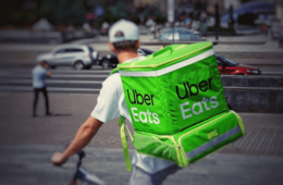 Uber Eats、配送料にサブスク導入：飲食店の負担額は変わる？