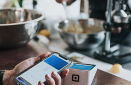 モバイル決済とは？スマホで買い物できるシステムを導入するメリット