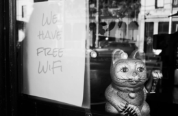 フリーWi-Fi利用に伴う「危険性」とは？接続する際のセキュリティ対策について解説