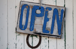 飲食店開業に必要な資格とは？受けるべき講習や手続きを解説、店舗の差別化を図るための資格も紹介