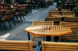 テラス席の路上営業特例を延長、コロナ禍での飲食店支援