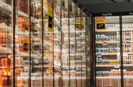 ファミマ、AIロボットで飲料補充　時間帯・季節の売れ筋判断