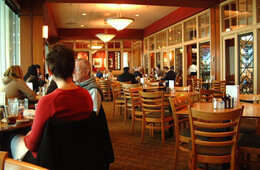 外食控える人 7月比で13.4pt減、外食意向が回復