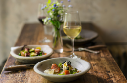 今年初、ディナーの来店数がランチを上回る 忘年会・クリスマス需要で